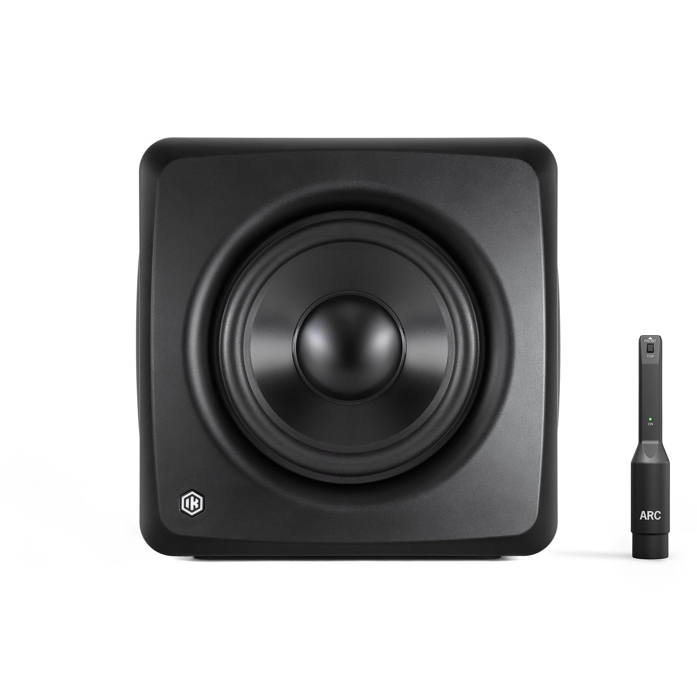 Un subwoofer nero con cono centrale e un dispositivo di misurazione nero accanto.