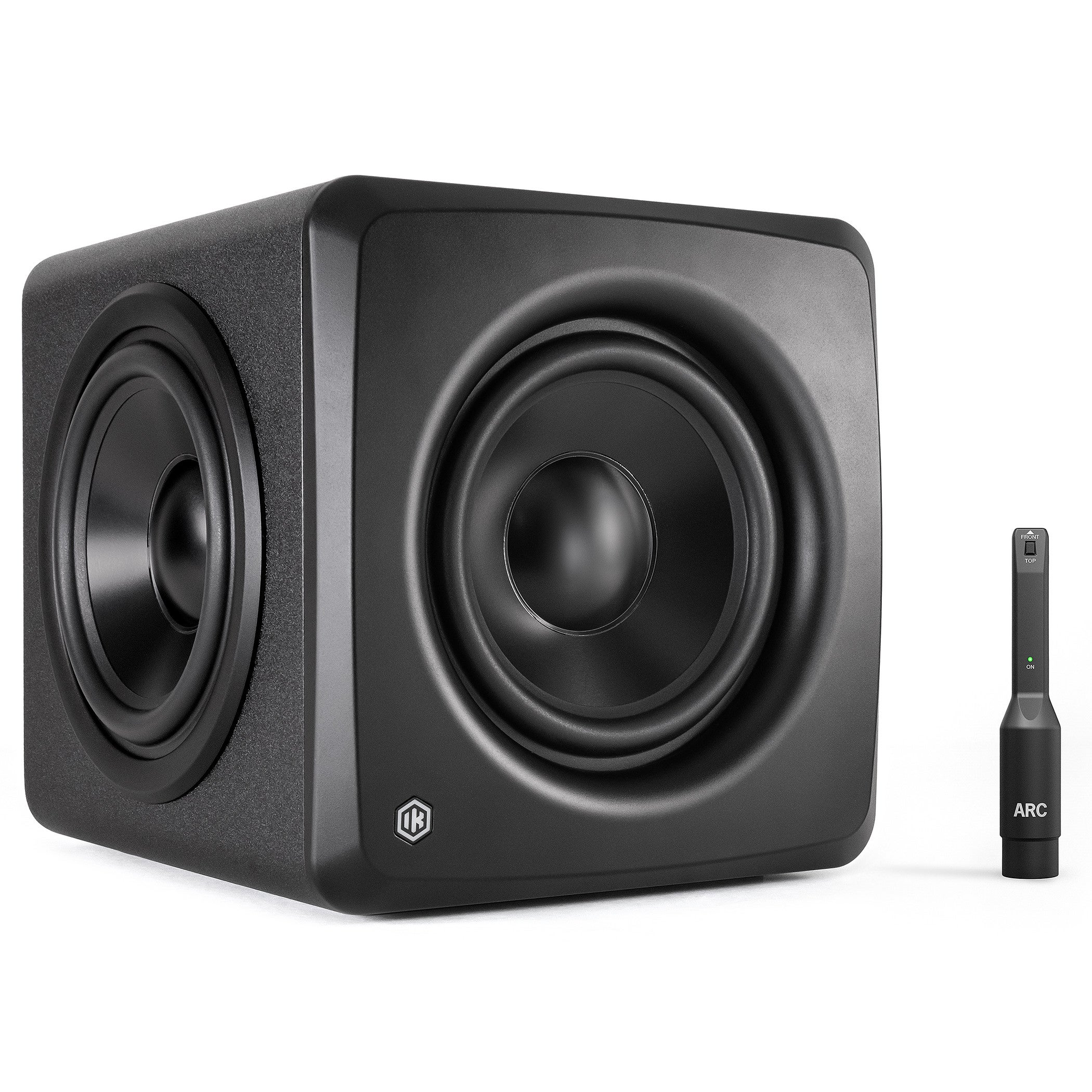 Altoparlante nero con due woofer e un dispositivo di misurazione ARC.