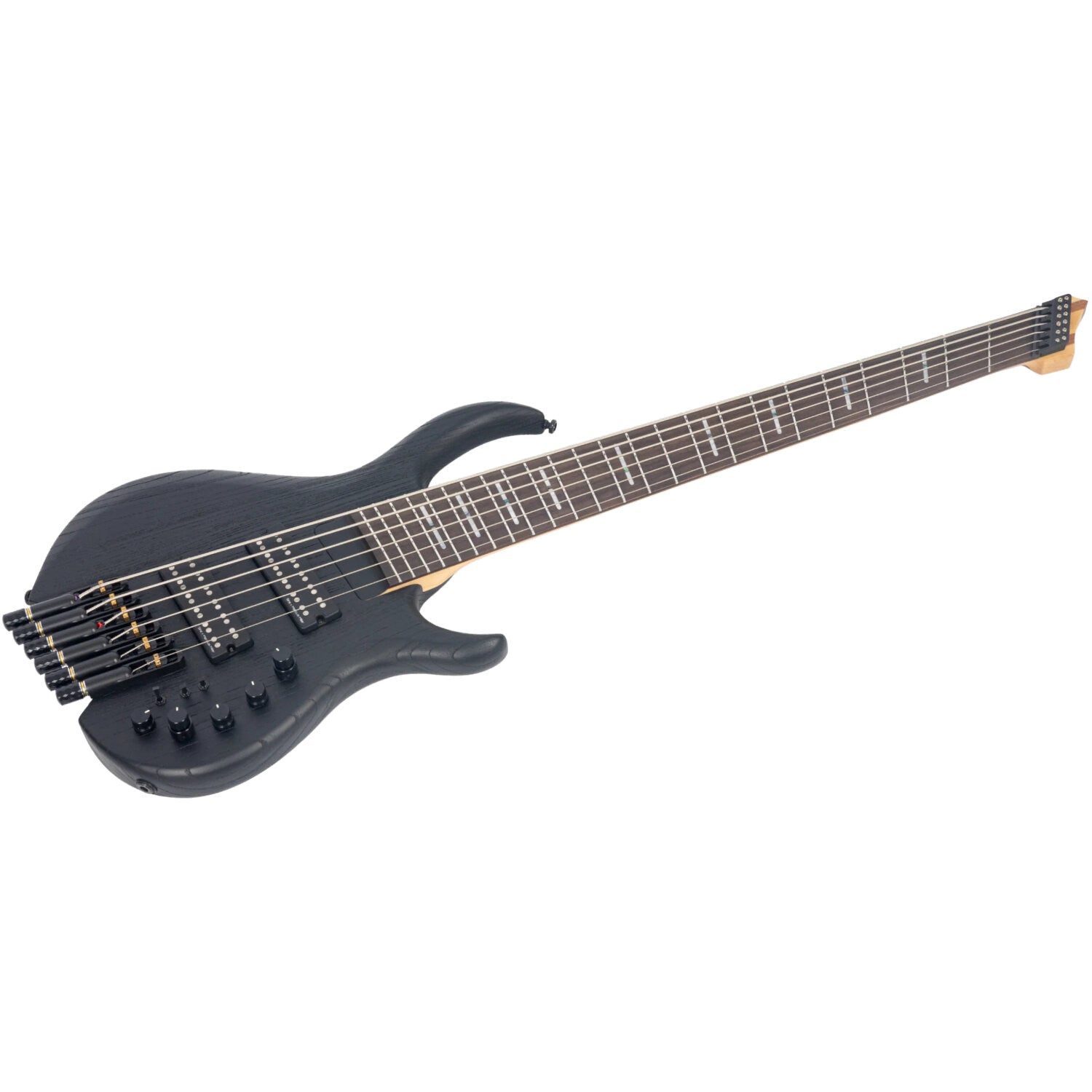 Zwarte 6-snarige basgitaar met houten toets en zilveren hardware, geïsoleerd op wit.
