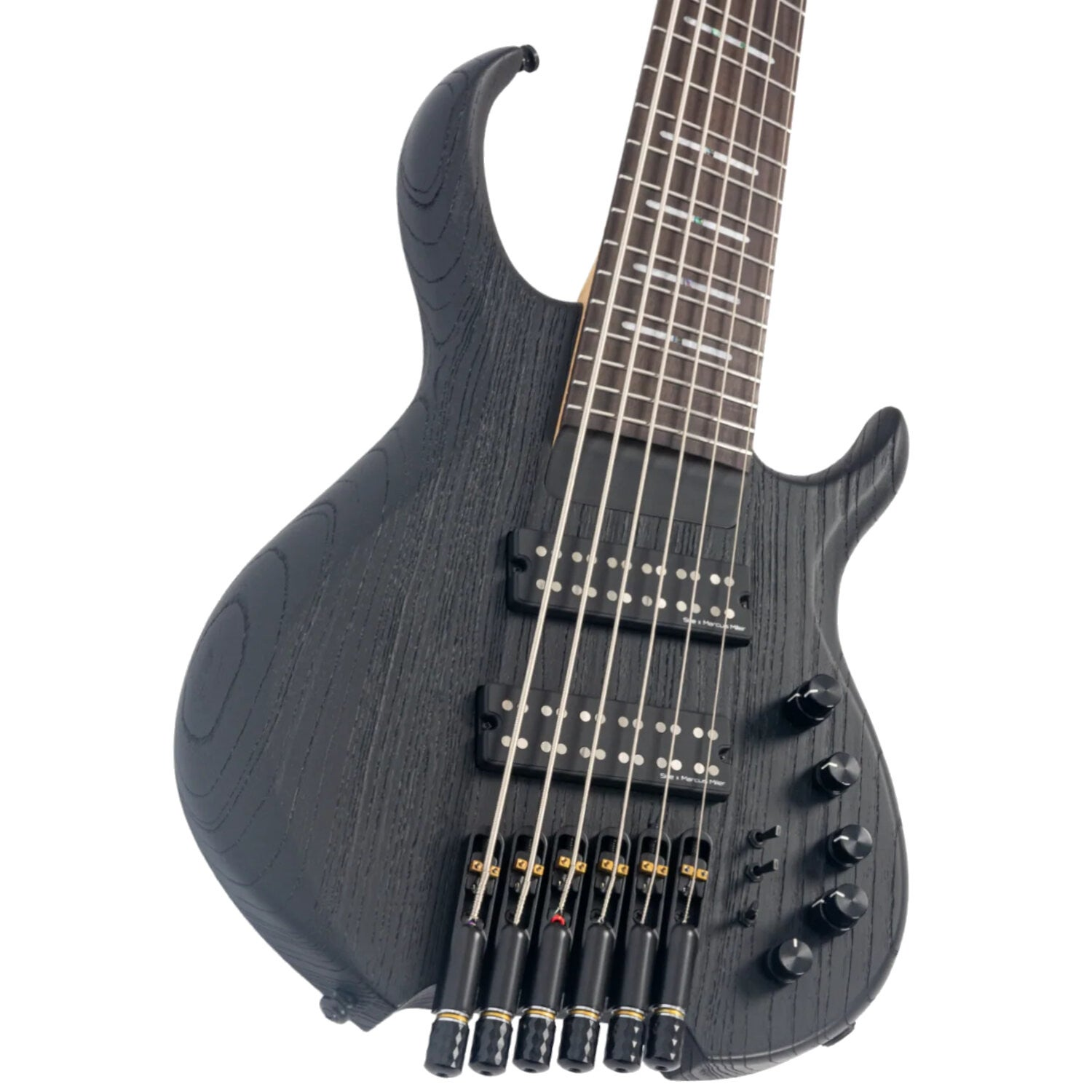 Zwarte 6-snarige elektrische basgitaar met houtnerf, close-up van snaren en knoppen.