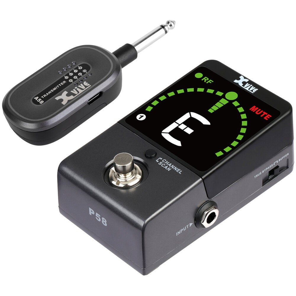 Een zwarte gitaartransmitter en een tunerpedaal staan naast elkaar.