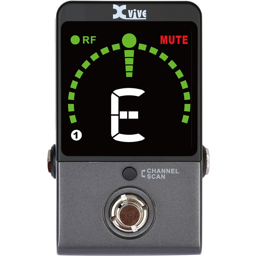 Een zwart en grijs Xvive tunerpedaal toont "E" en een groene meter. "RF" en "MUTE" labels zijn zichtbaar.