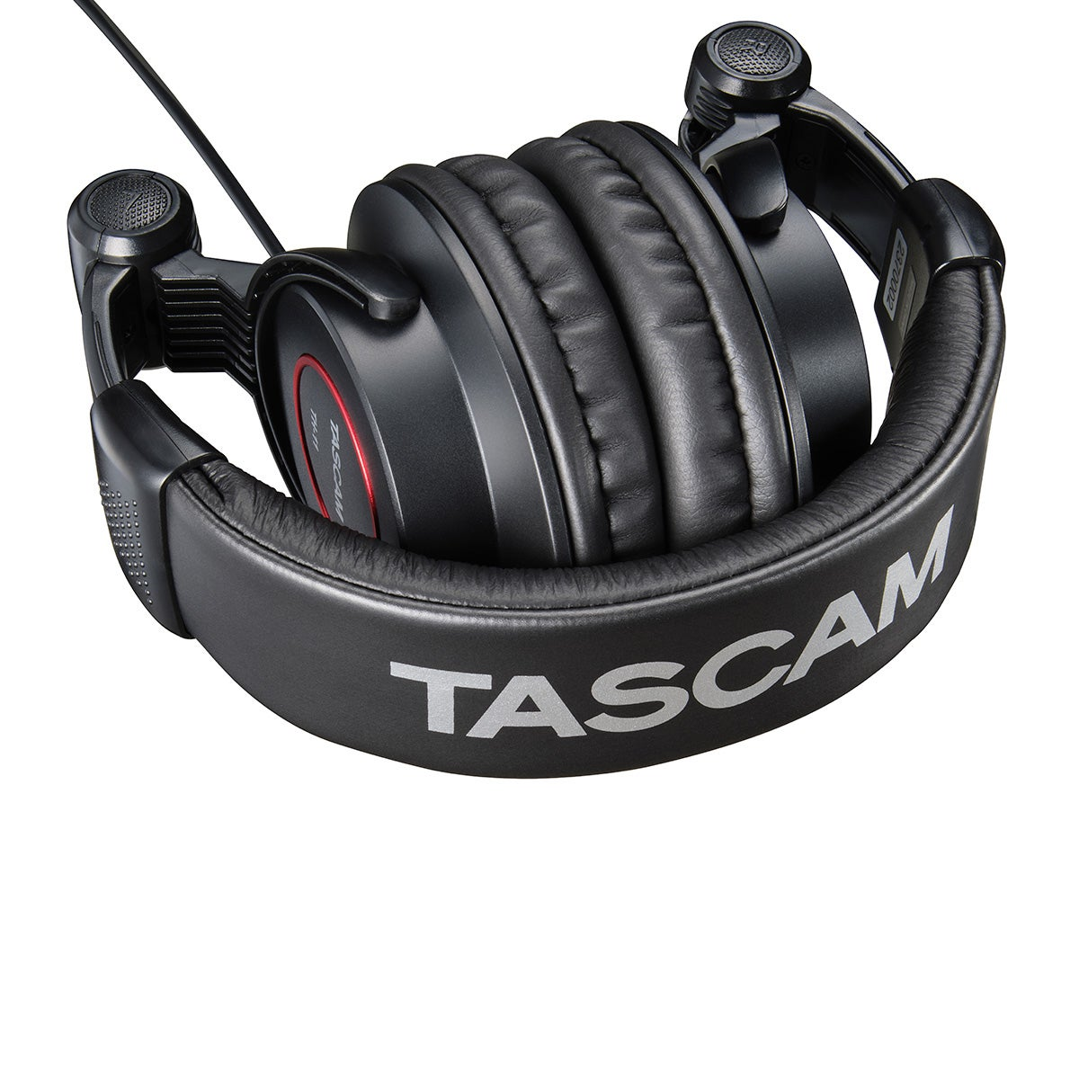 Cuffie Tascam nere con accento rosso, su sfondo bianco.