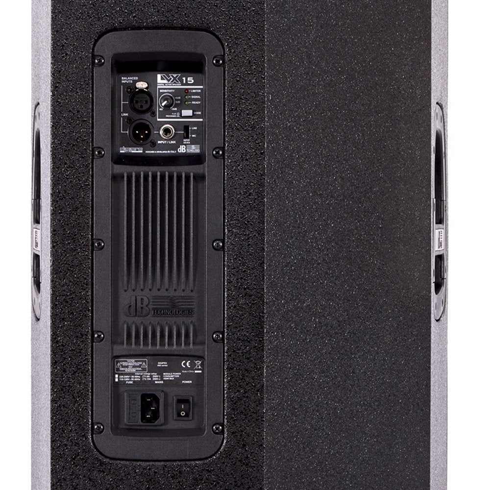 Retro di un altoparlante nero con connettori e controlli. Ingressi XLR e jack.