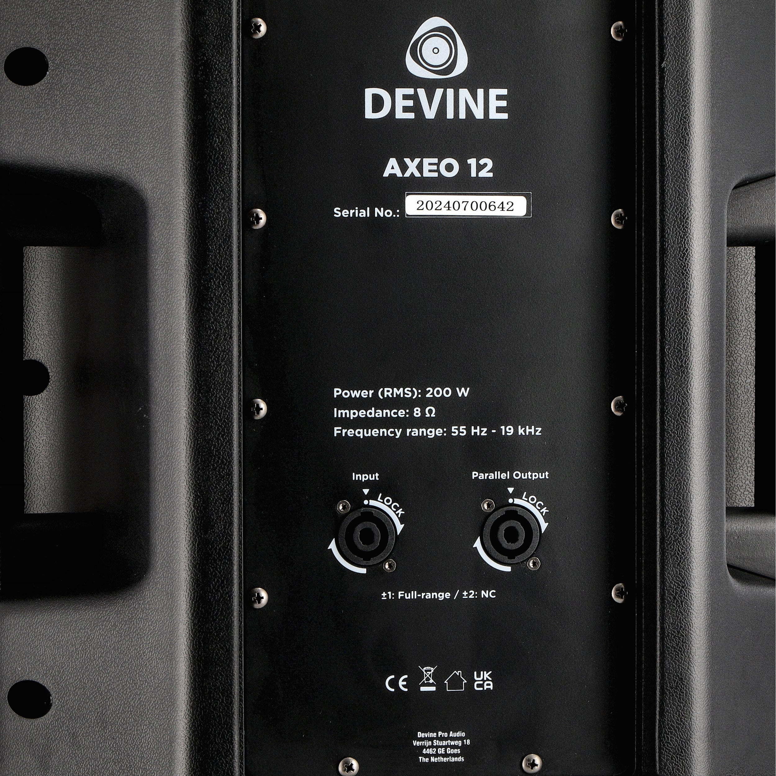 Achterpaneel van een zwarte DEVINE AXEO 12 luidspreker met aansluitingen.