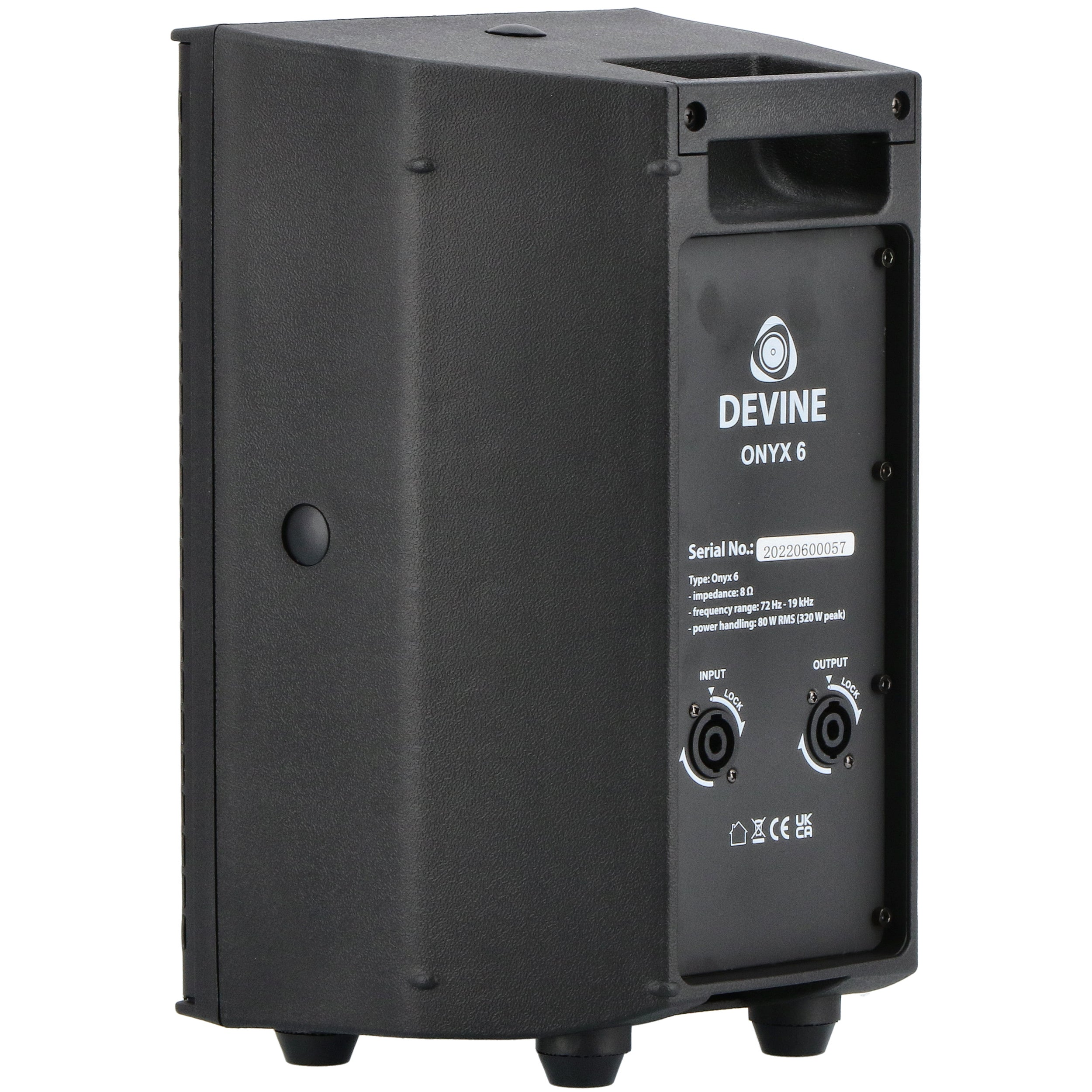 Zwarte luidspreker met labels: DEVINE ONYX 6, serienummer en aansluitingen.