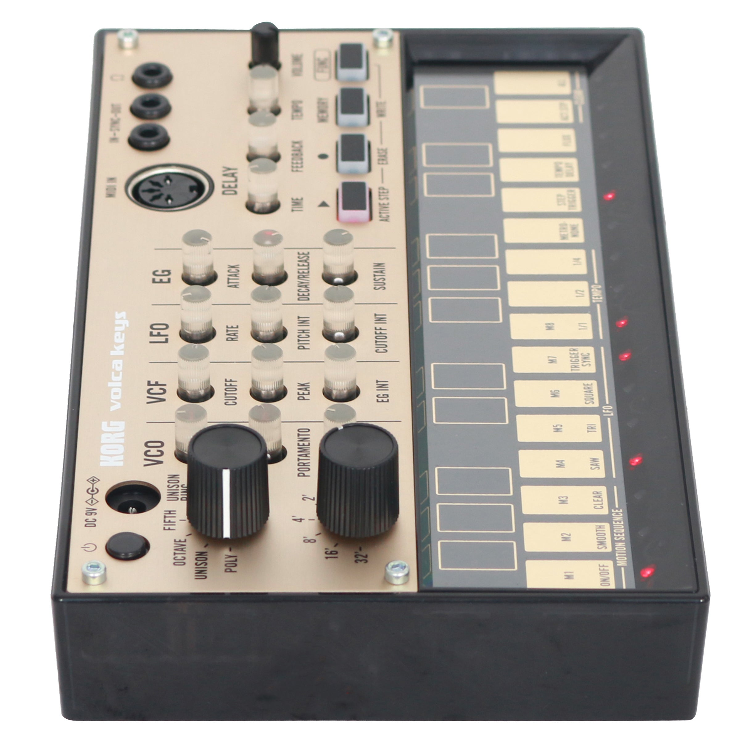 Gouden Korg Volca Keys synthesizer met zwarte knoppen en draaiknoppen, en een raster van 16 verlichte pads.