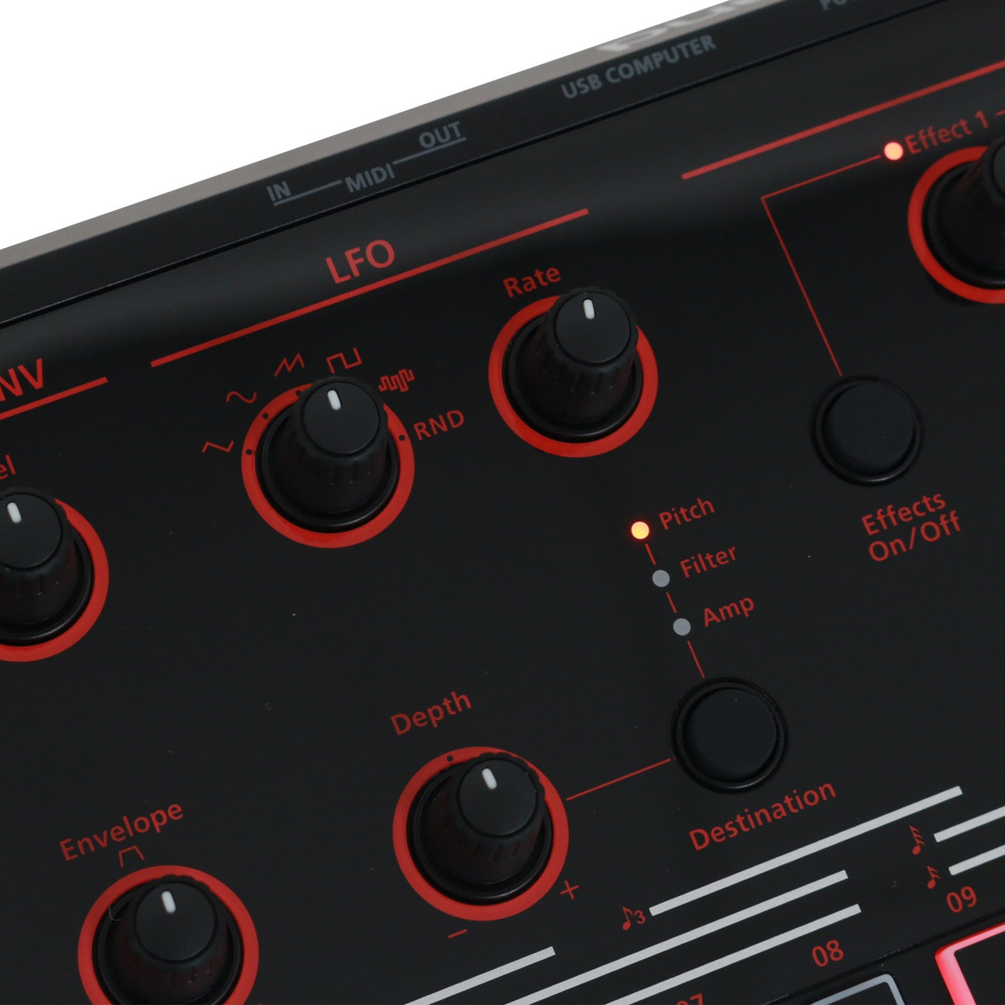 Close-up van een zwart elektronisch apparaat met rode accenten. Knoppen met de tekst LFO, Rate, Depth, Envelope, Destination, Effects.