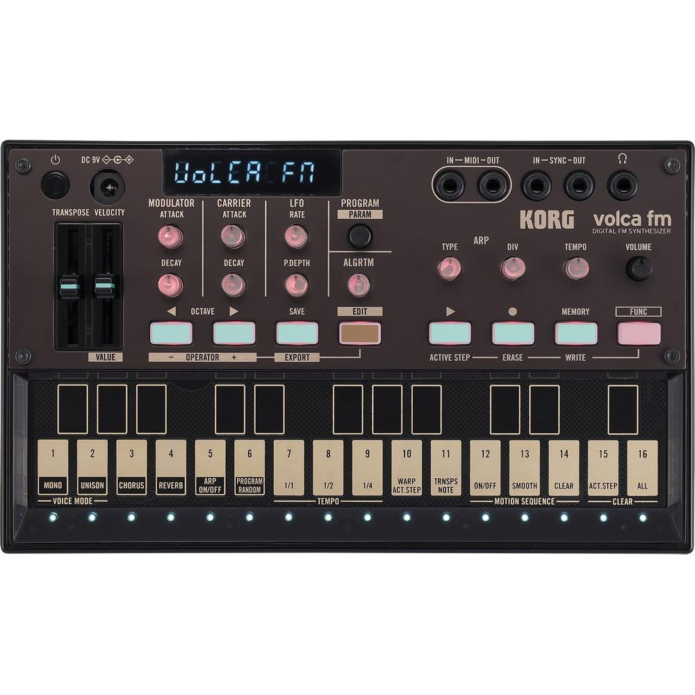 Een Korg Volca FM synthesizer met vele knoppen, schuifregelaars en toetsen.