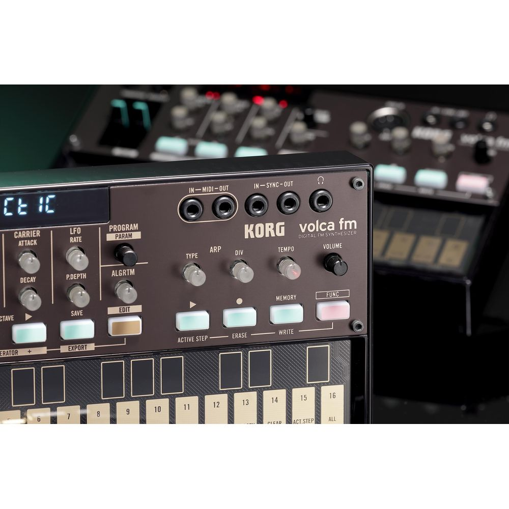 Close-up van een Korg Volca FM synthesizer met knoppen, draaiknoppen en sequencer.