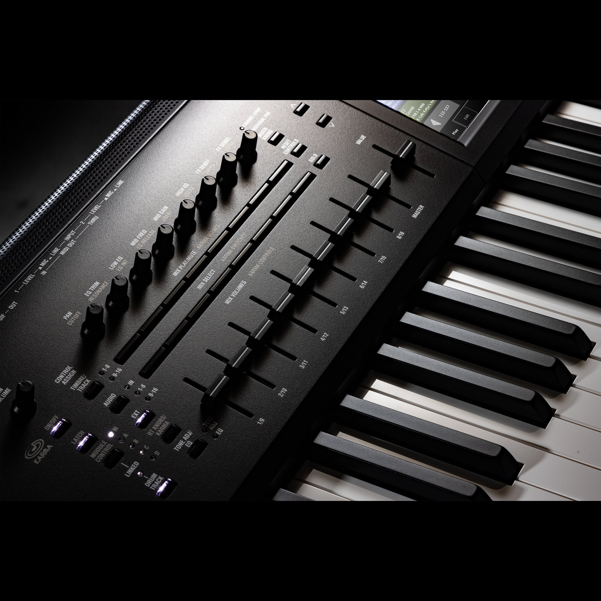Een zwart synthesizer toetsenbord met veel knoppen, schuifregelaars en een klein scherm.