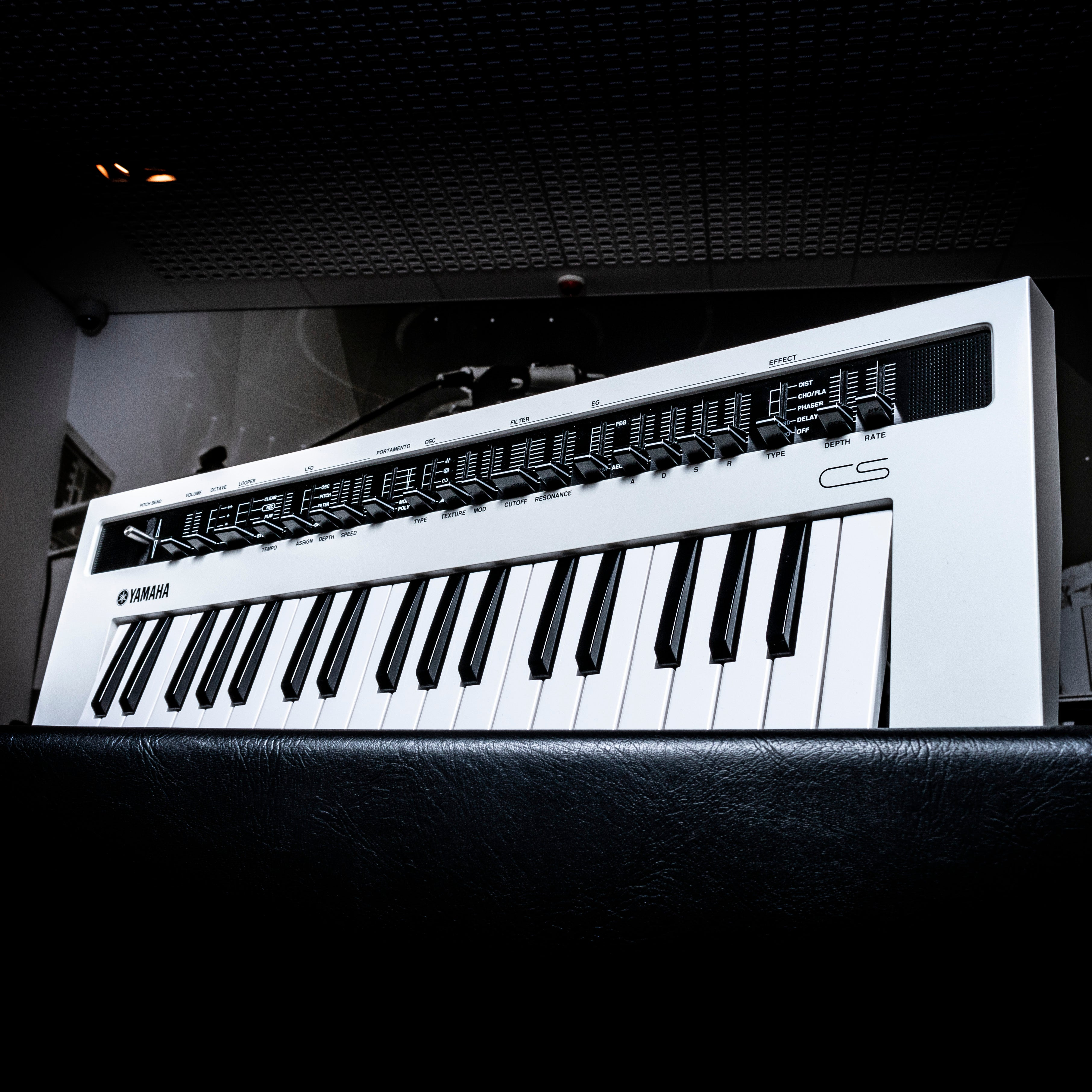 Een wit Yamaha CS synthesizer keyboard met zwarte toetsen en veel bedieningselementen.