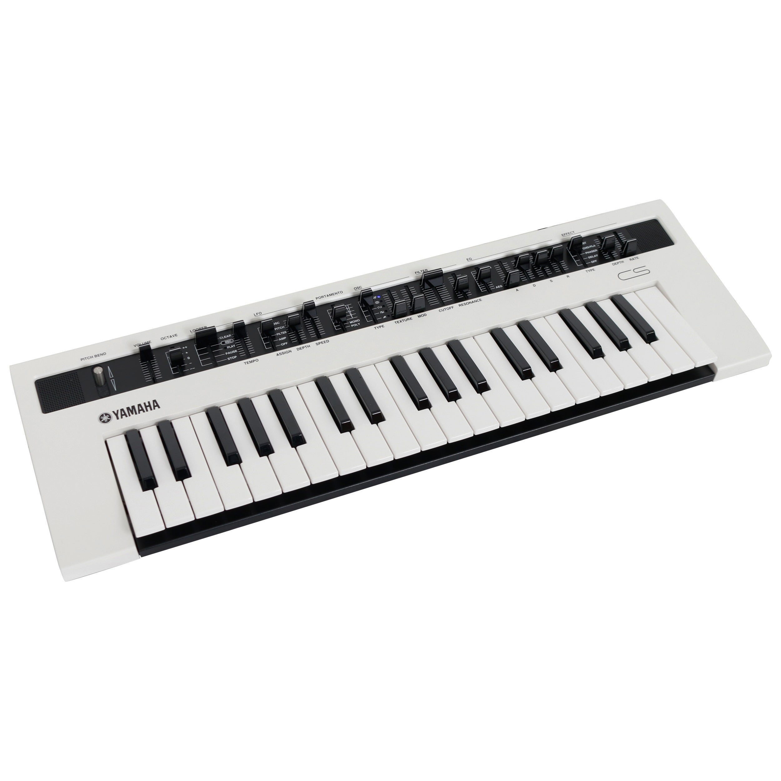 Een wit Yamaha CS synthesizer toetsenbord met zwarte toetsen en vele bedieningsknoppen en schuifregelaars.