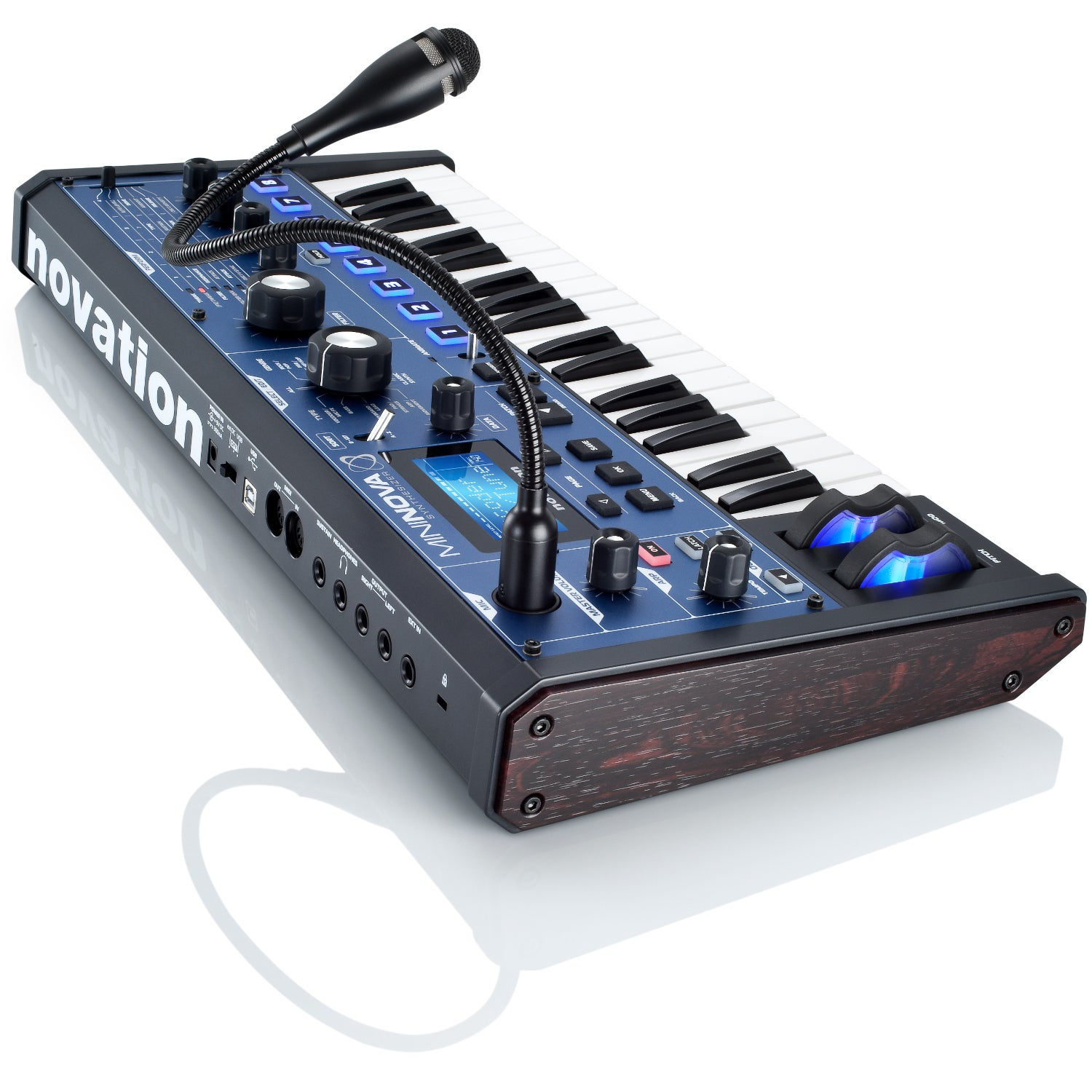 Een blauwe synthesizer met toetsenbord, twee microfoons en houten zijpanelen.
