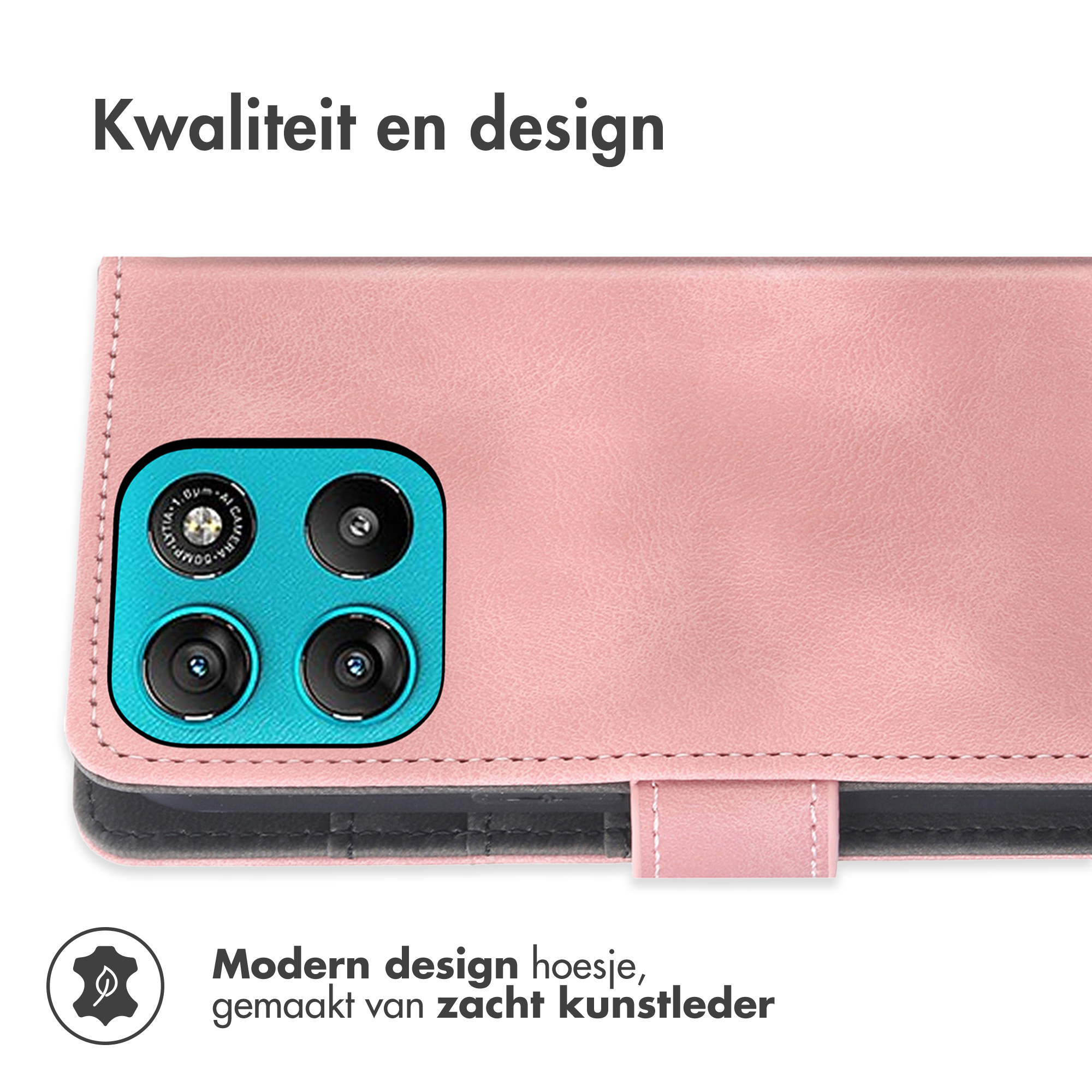 Roze telefoonhoesje met vier camera's en stiksels. Logo linksonder.