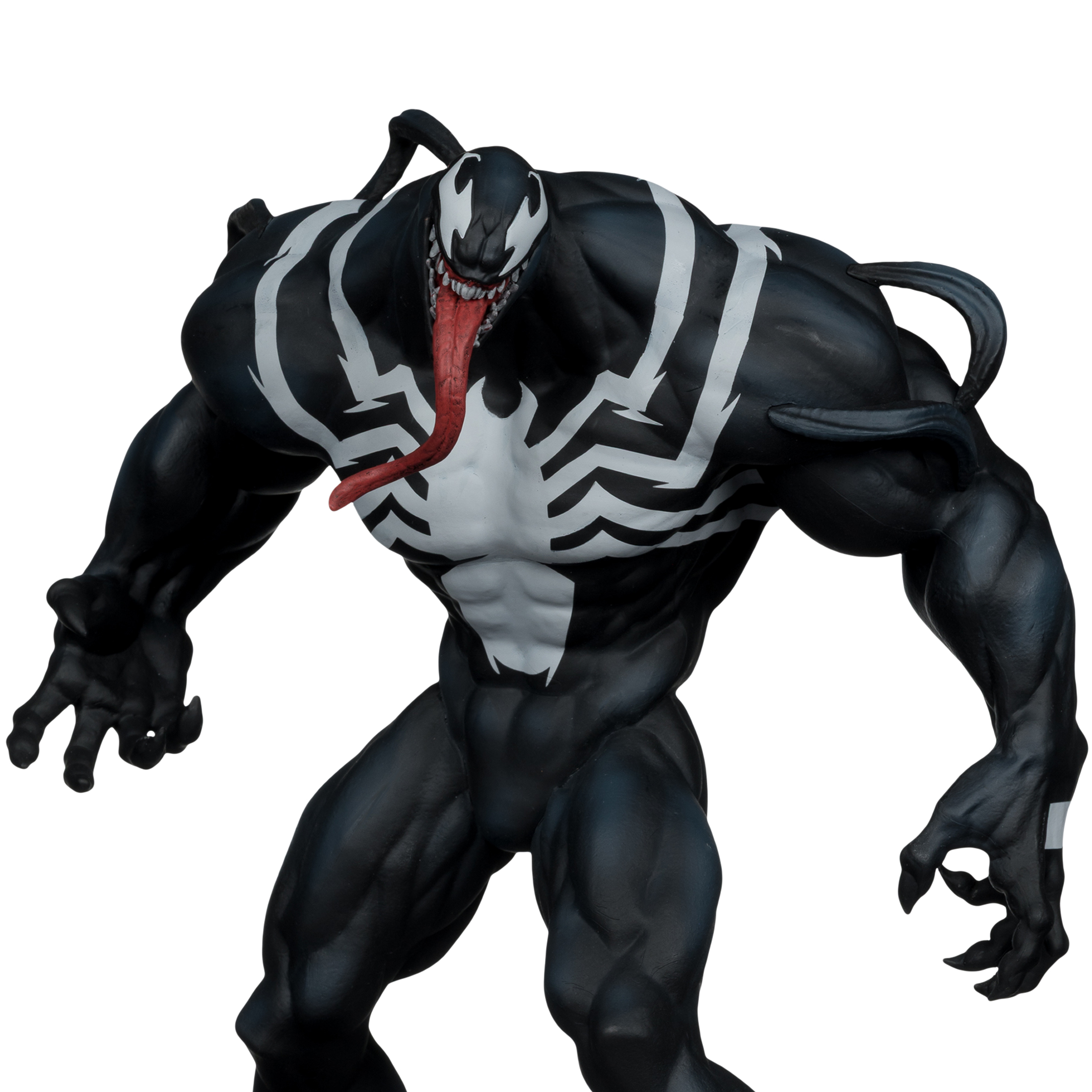 Venom steht mit heraushängender Zunge und weißen Markierungen auf schwarzem Anzug.