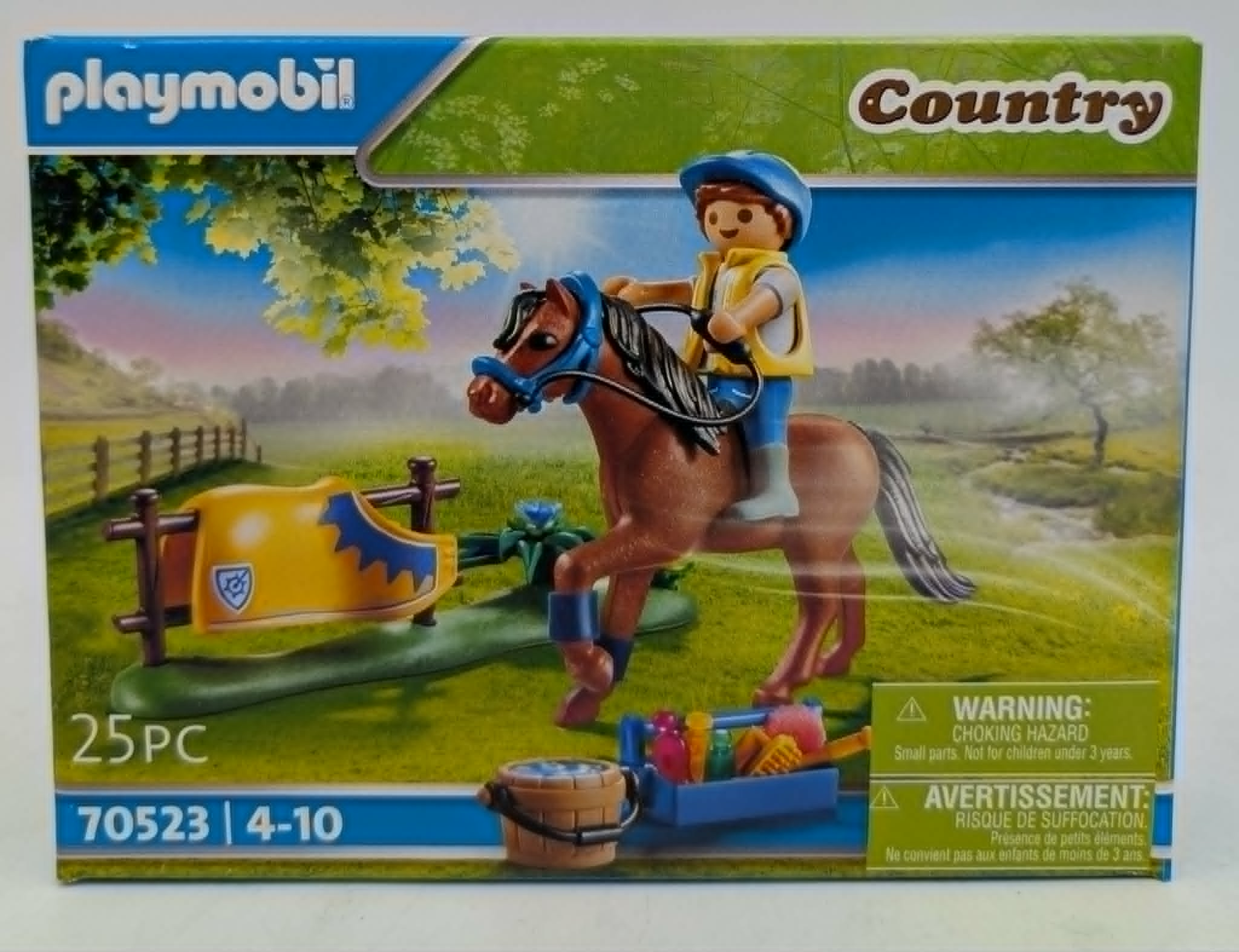 Playmobil-Verpackung mit Reiter auf braunem Pferd, Scheune und Zubehör.