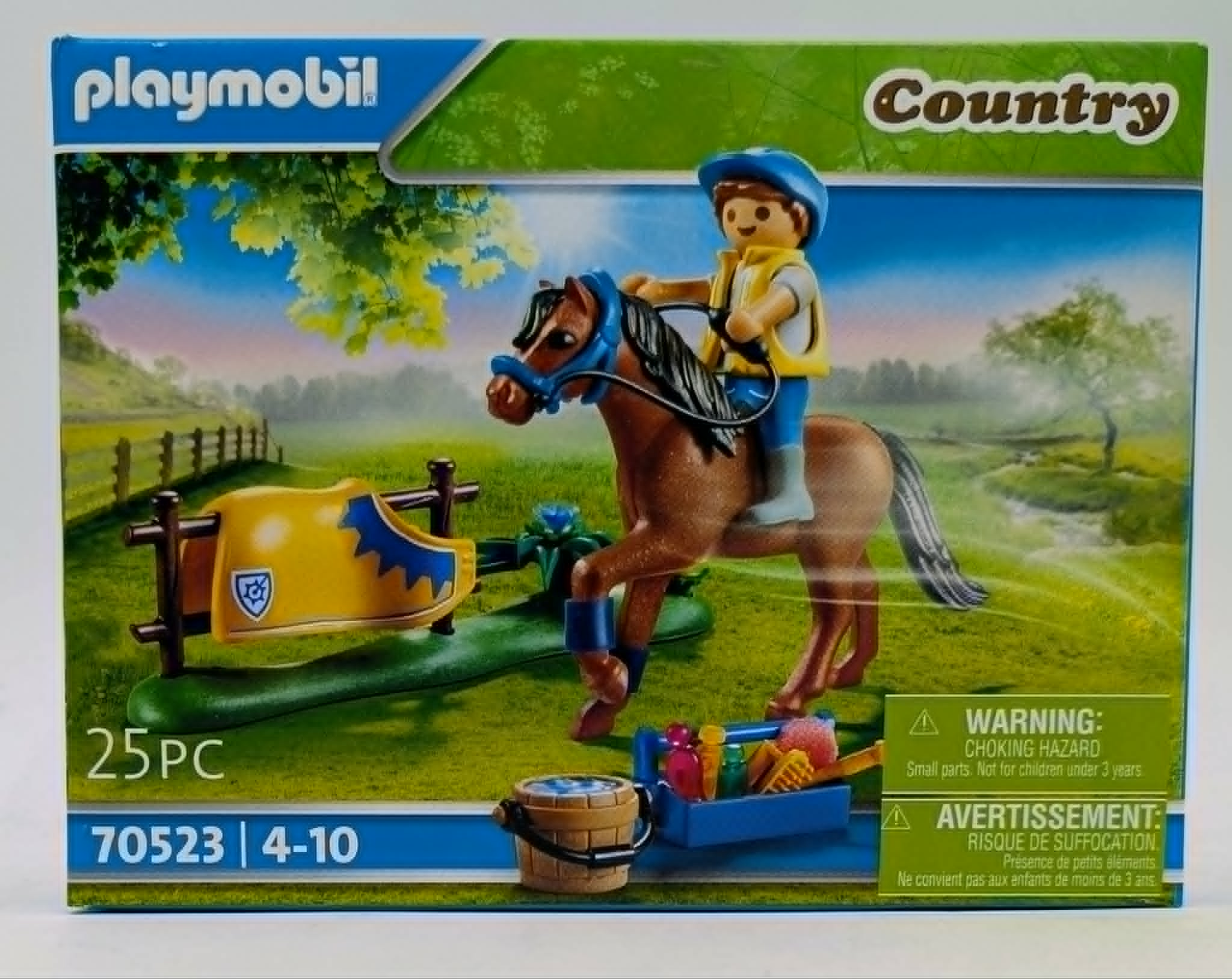 Playmobil-Set mit Reiter auf braunem Pferd, Zubehör und Landschaft.