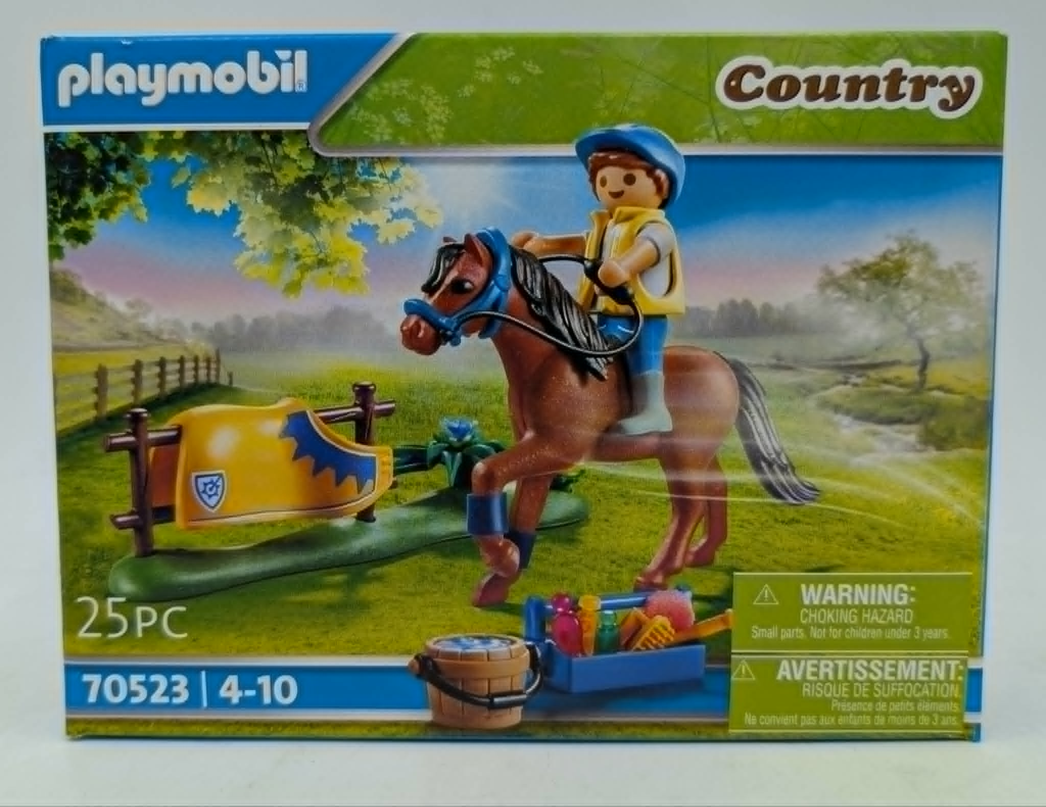 Playmobil-Set: Reiter auf braunem Pferd, Zubehör und Stall.