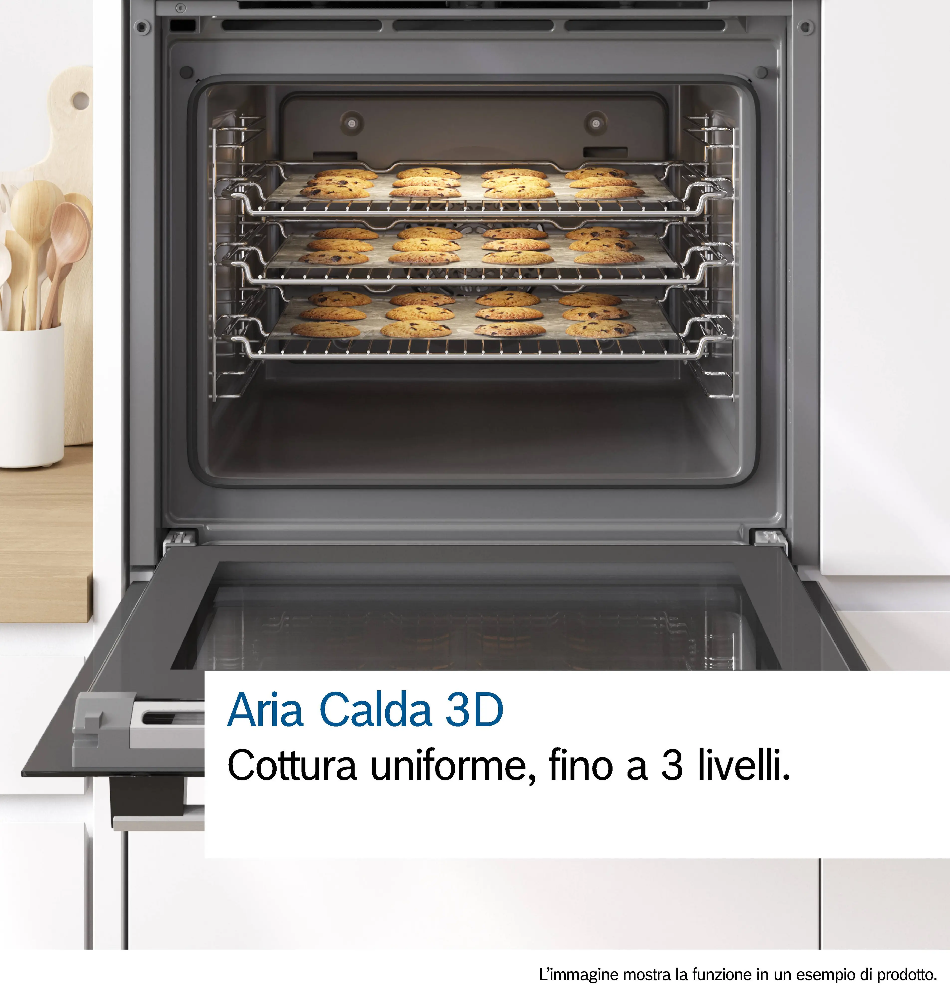 Un forno con tre livelli di biscotti cotti. Cucchiait di legno in un contenitore accanto.