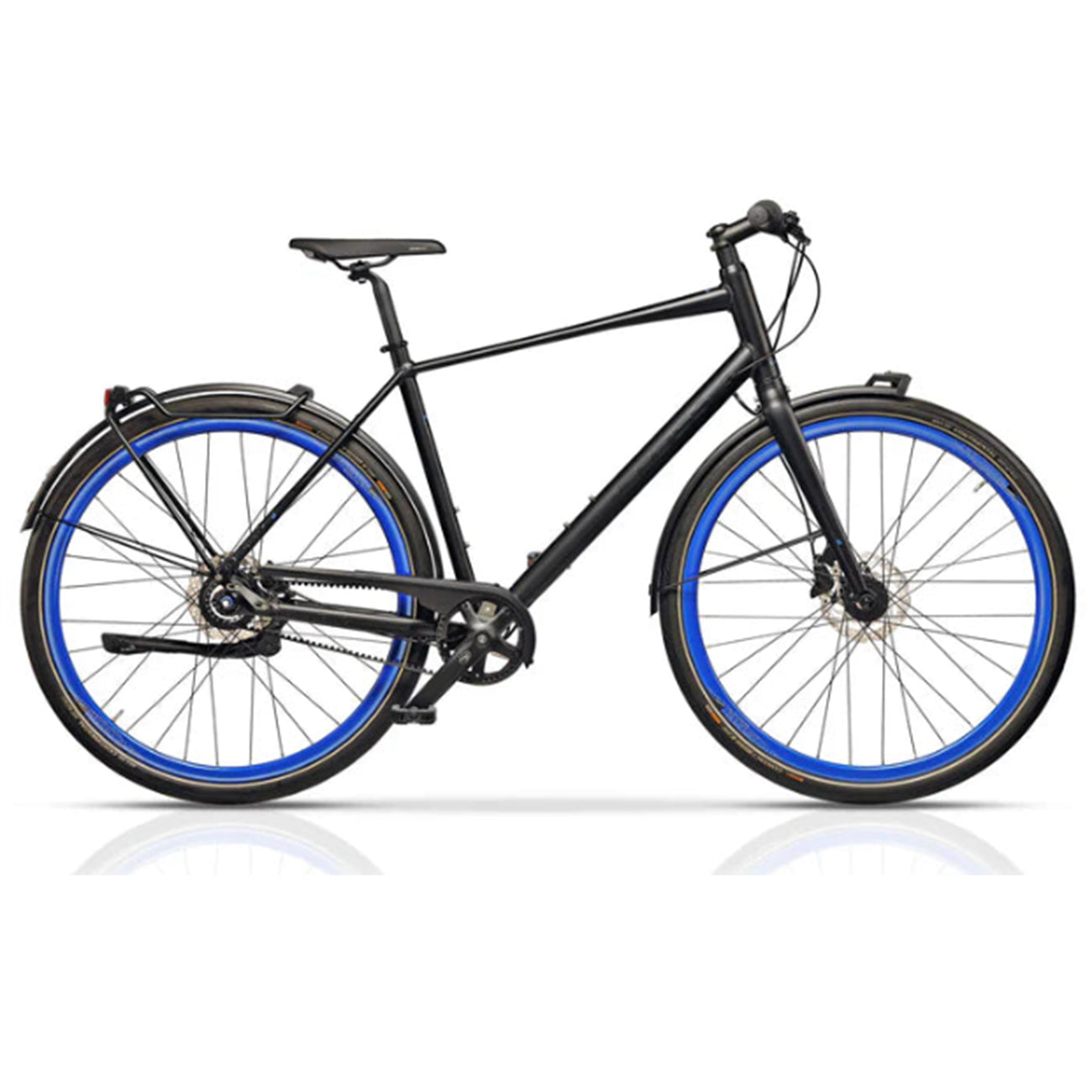Ein schwarzes Fahrrad mit blauen Felgen und Schutzblechen ist vor weißem Hintergrund abgebildet.
