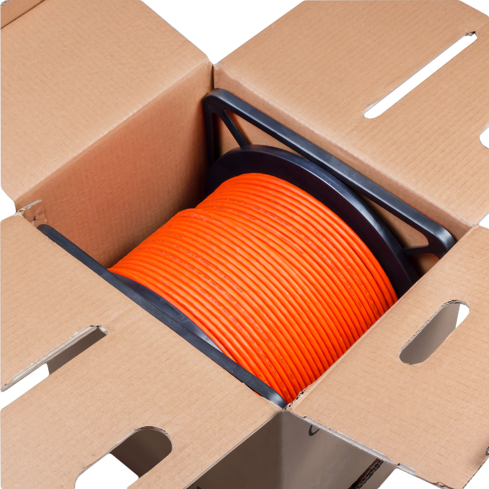 Eine Rolle mit orangefarbenem Kabel liegt in einem Karton.