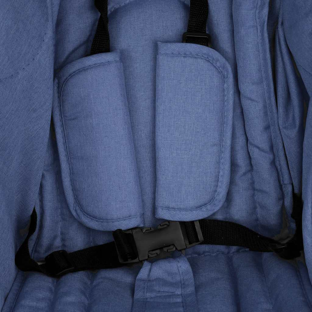 Blauer Kinderwagen-Sitz mit schwarzen Gurten und Polstern.