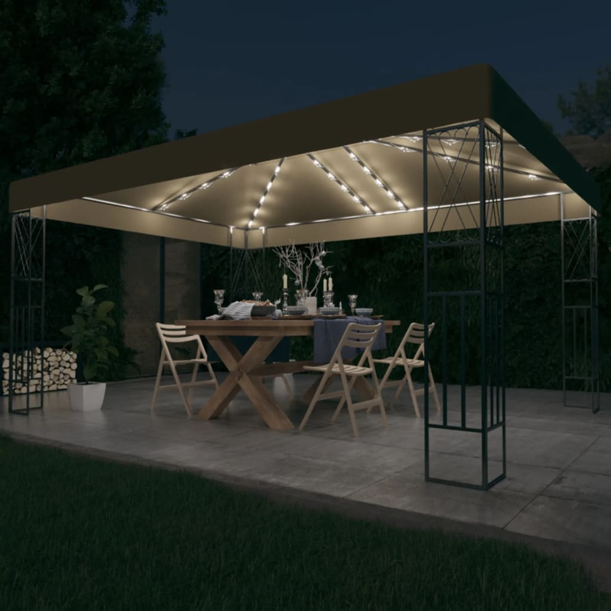 Gartenpavillon bei Nacht mit einem für das Abendessen gedeckten Tisch und Lichterketten.