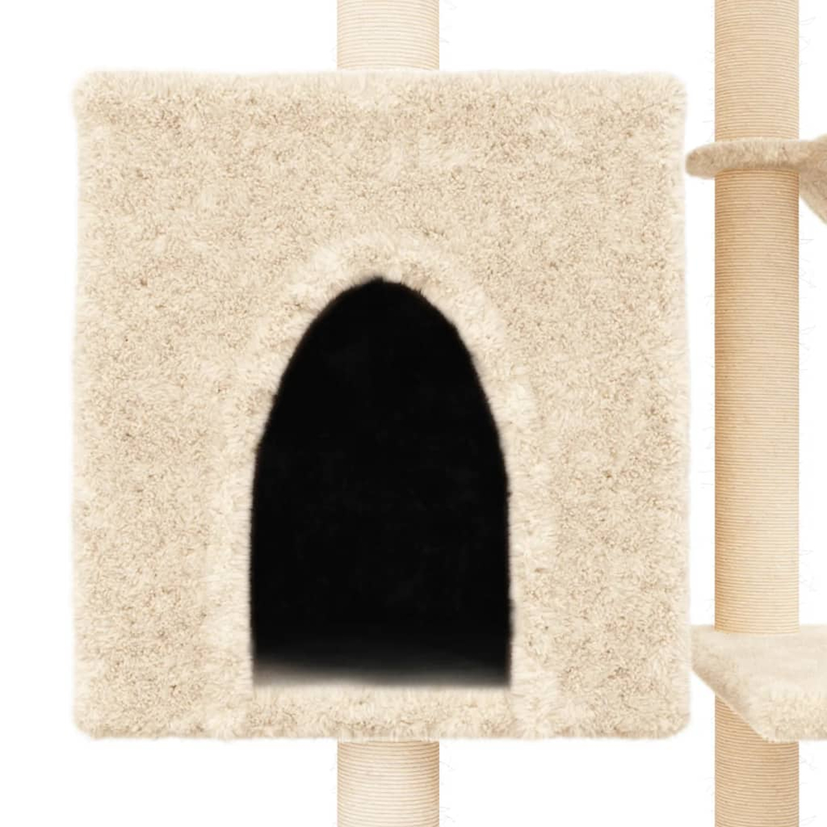 Beigefarbener, flauschiger Katzenwürfel mit rundem Eingang auf einem Sisalpfosten.