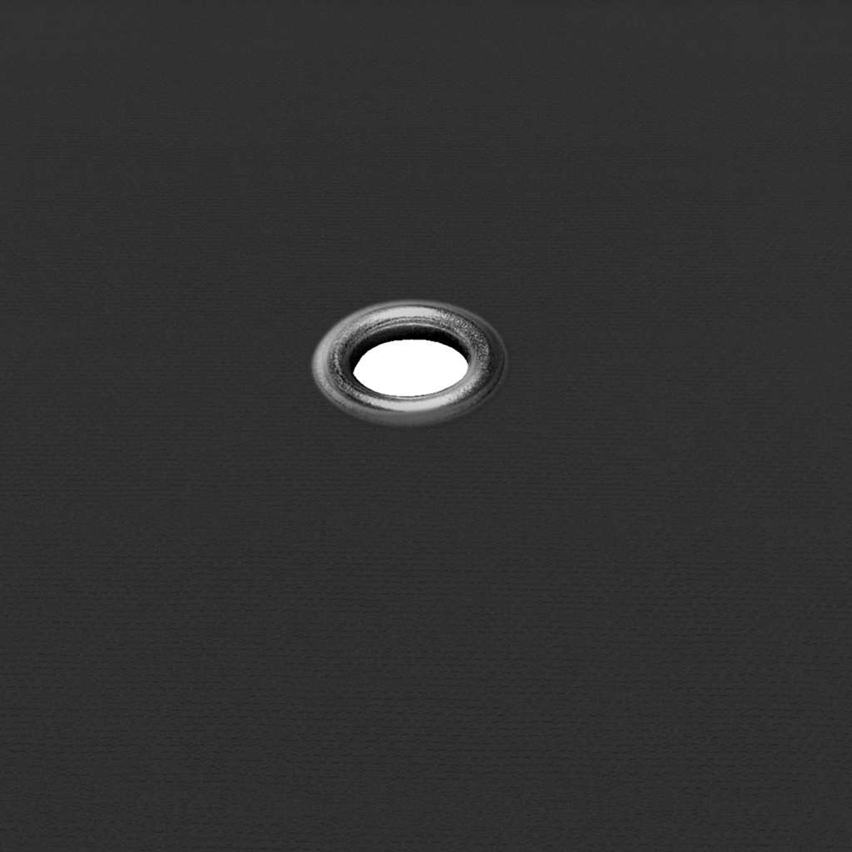 Un solo ojal plateado sobre una tela oscura y texturizada.