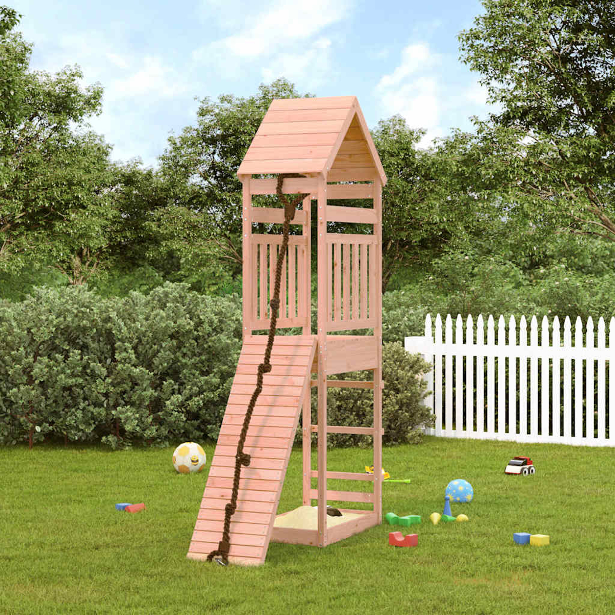 Ein hölzerner Spielturm mit Rutsche, Seil und Sandkasten im Garten.