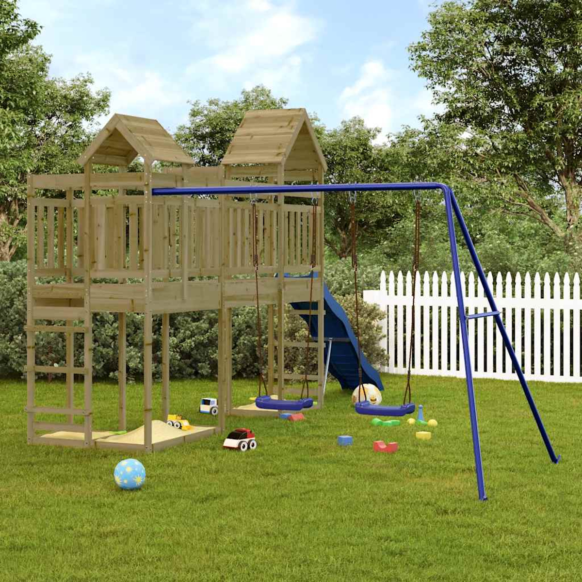 Ein Holzspielturm mit Rutsche, Schaukeln, Sandkasten und Spielzeug auf einer grünen Wiese.