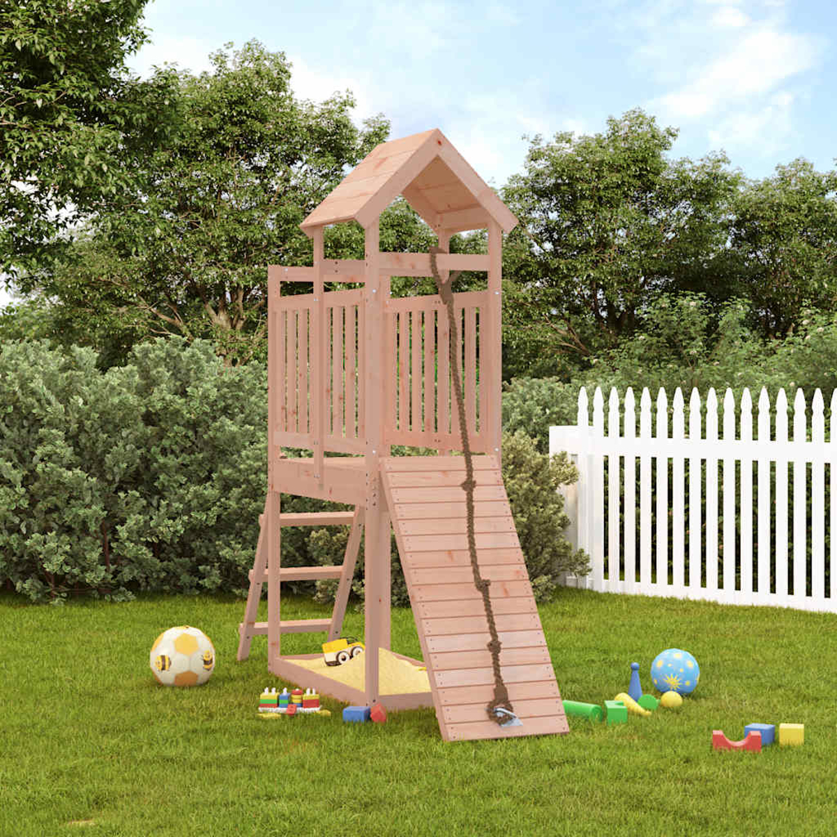 Ein hölzerner Spielturm mit Rutsche und Leiter im Garten mit Spielzeug.