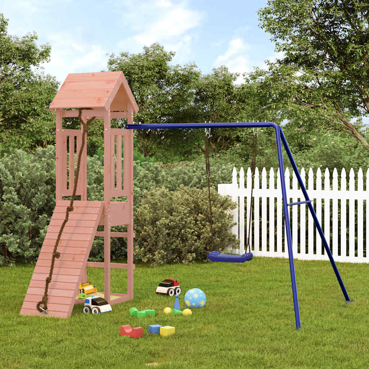Holzspielturm mit Rutsche, blauer Schaukelsitz, Spielzeugautos und Ball auf Gras.