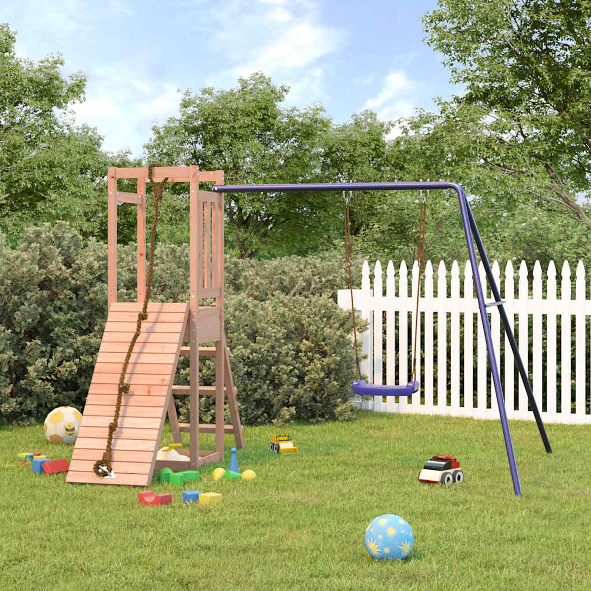 Ein Spielplatz mit Rutsche, Schaukel, Ball und Spielzeug auf grünem Rasen.