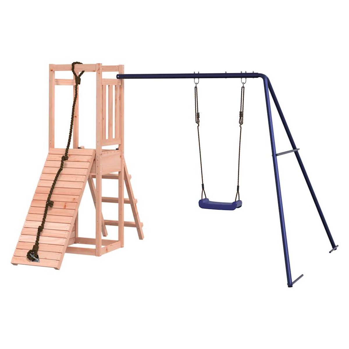 Holzspielturm mit Rutsche, Leiter und Schaukelgestell auf weißem Hintergrund.