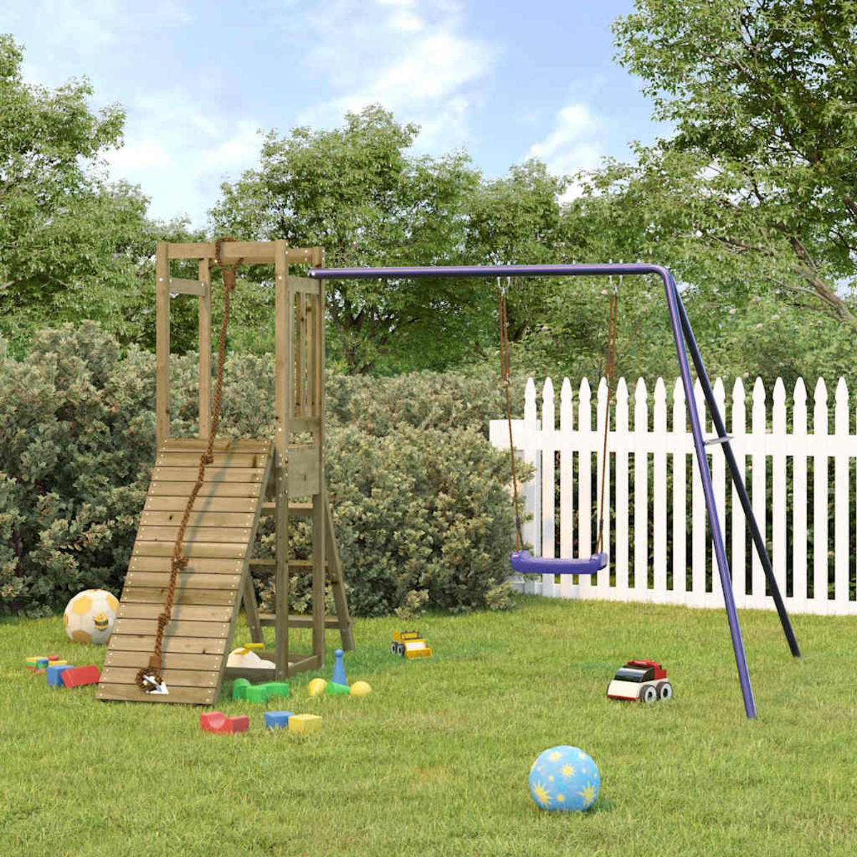 Hölzerne Spielstruktur mit Rutsche & Schaukel auf grünem Gras, umgeben von Bäumen & weißem Zaun.