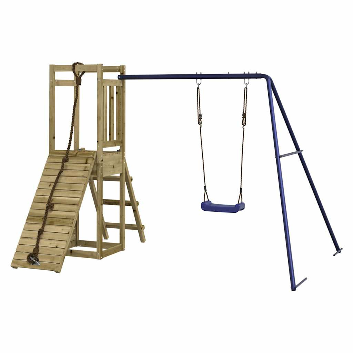 Holzspielturm mit Leiter, Seil und blauer Schaukel auf weißem Hintergrund.