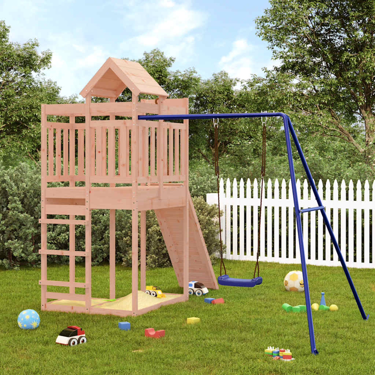 Holzspielturm mit Rutsche, Sandkasten und Schaukel im Garten auf Rasen.