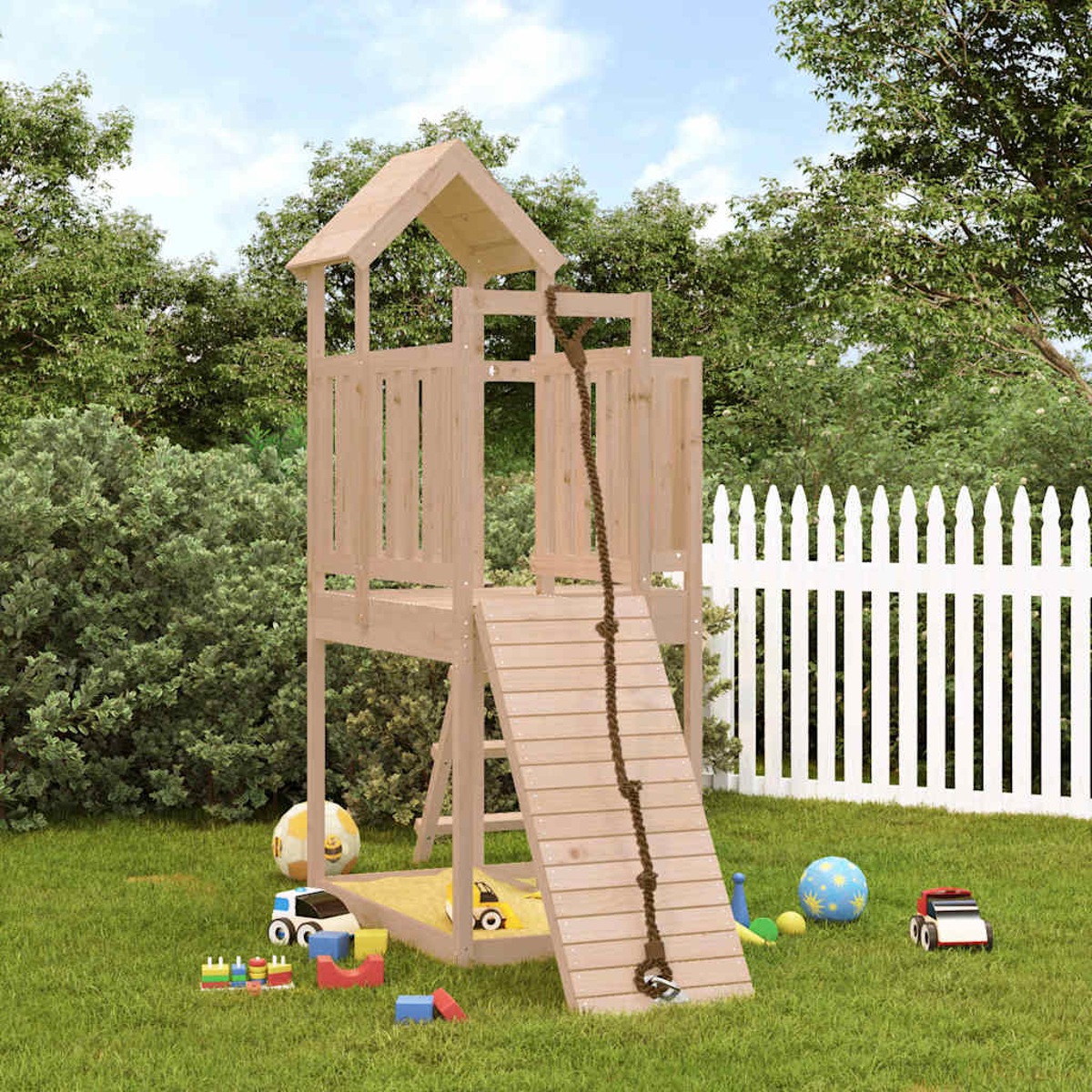 Ein hölzerner Spielturm mit Rutsche und Seil im Garten, umgeben von Grün.