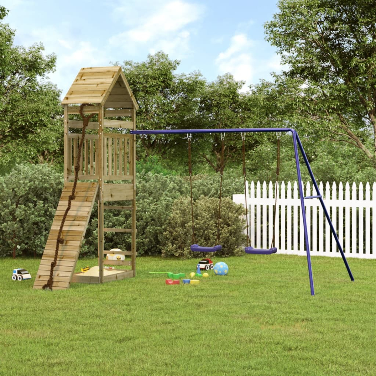 Holzspielturm mit Rutsche, Schaukeln, Sandkasten und Spielzeug im Garten.