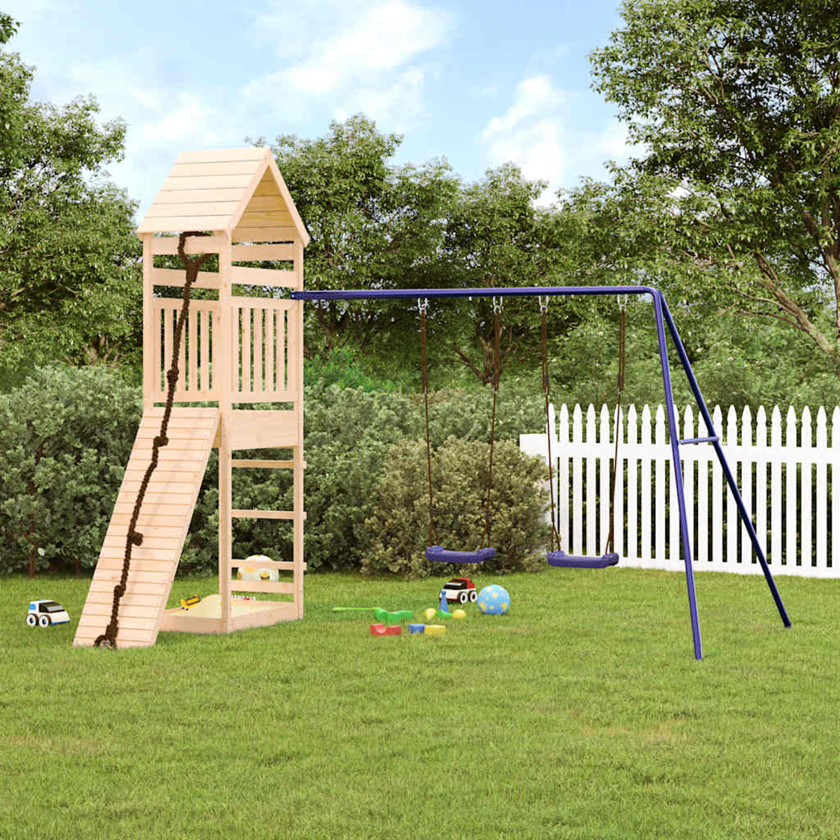 Ein Holzspielturm mit Rutsche und Schaukeln im Garten, Spielzeug im Gras.
