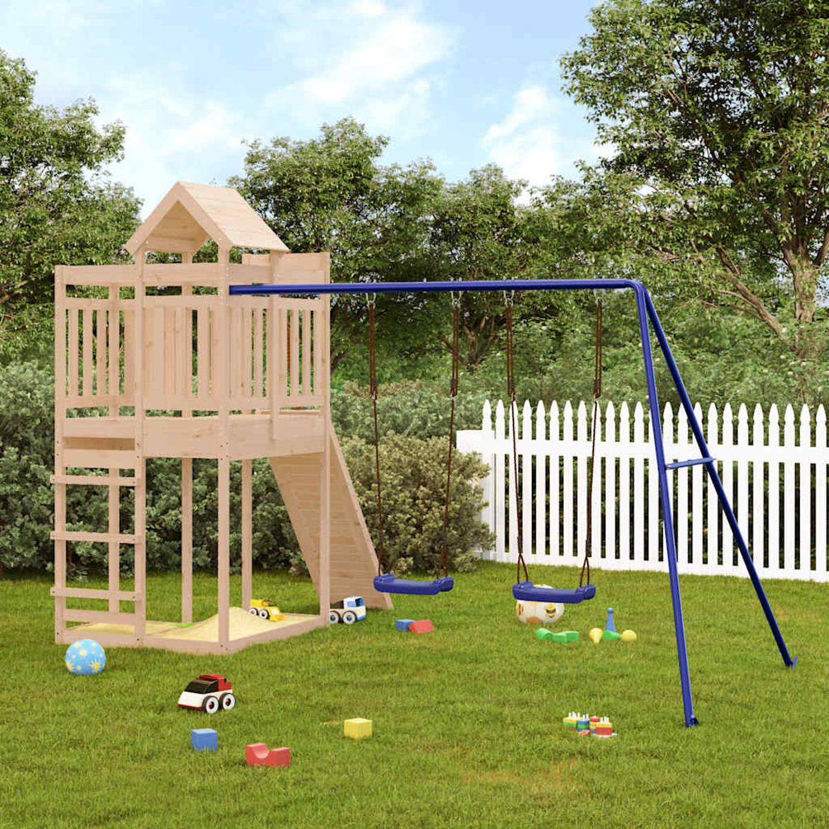 Ein hölzerner Spielturm mit Schaukeln und Spielzeug im Garten.