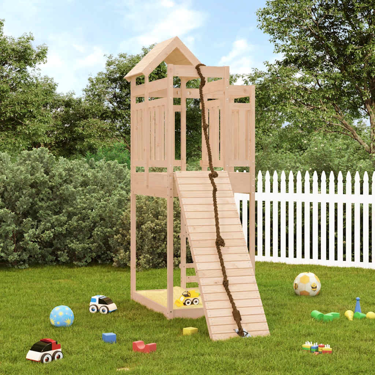 Holzspielhaus mit Rutsche & Seil, Spielzeug auf Gras, weißer Lattenzaun, Bäume, Himmel.