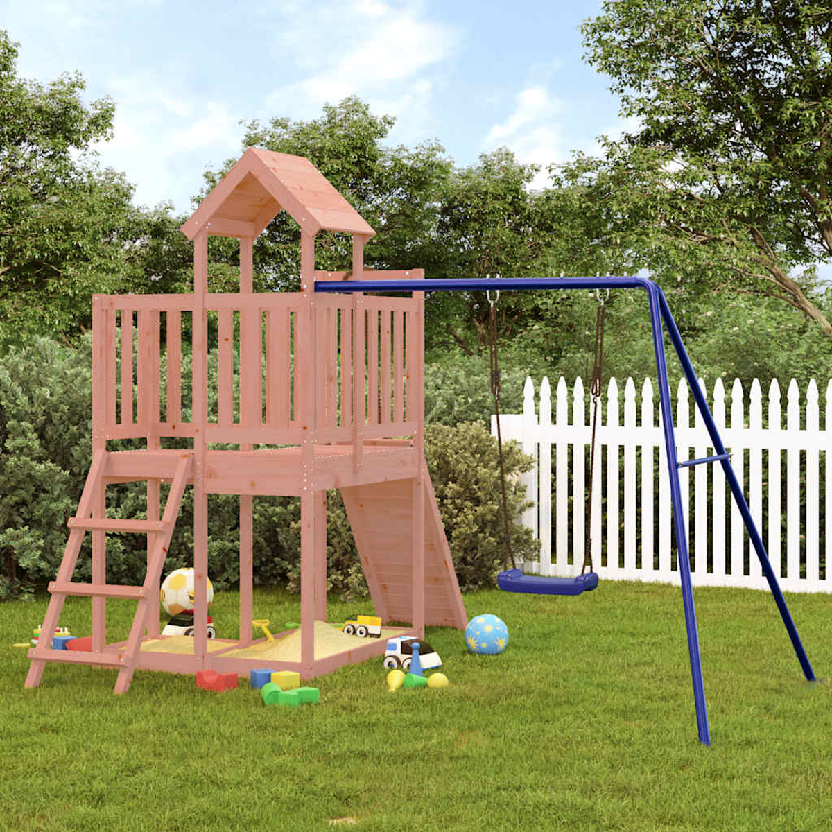 Ein Holzspielturm mit Rutsche, Leiter und Schaukel im Garten, umgeben von Bäumen und einem Zaun.