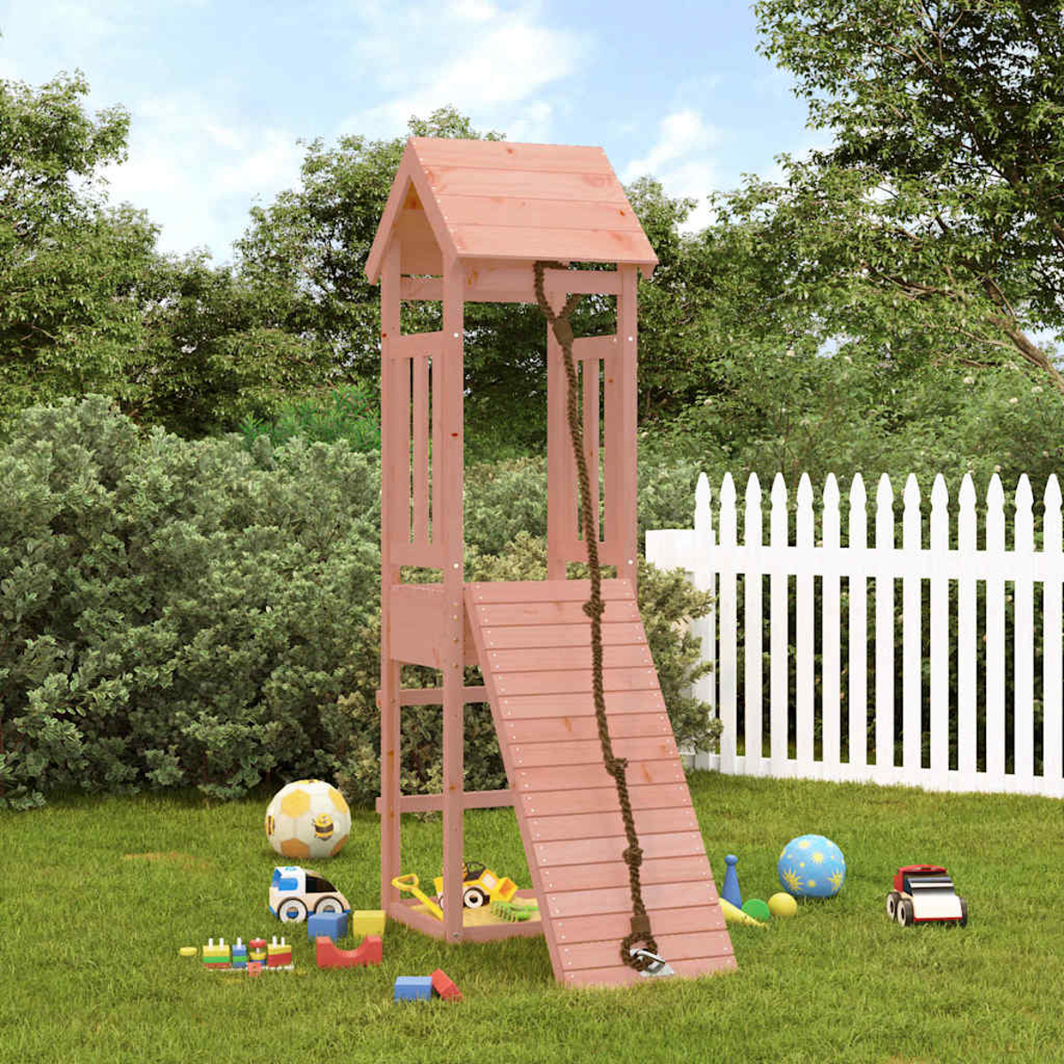Ein rosafarbener Spielturm mit einer Strickleiter im Garten, umgeben von Spielzeug.