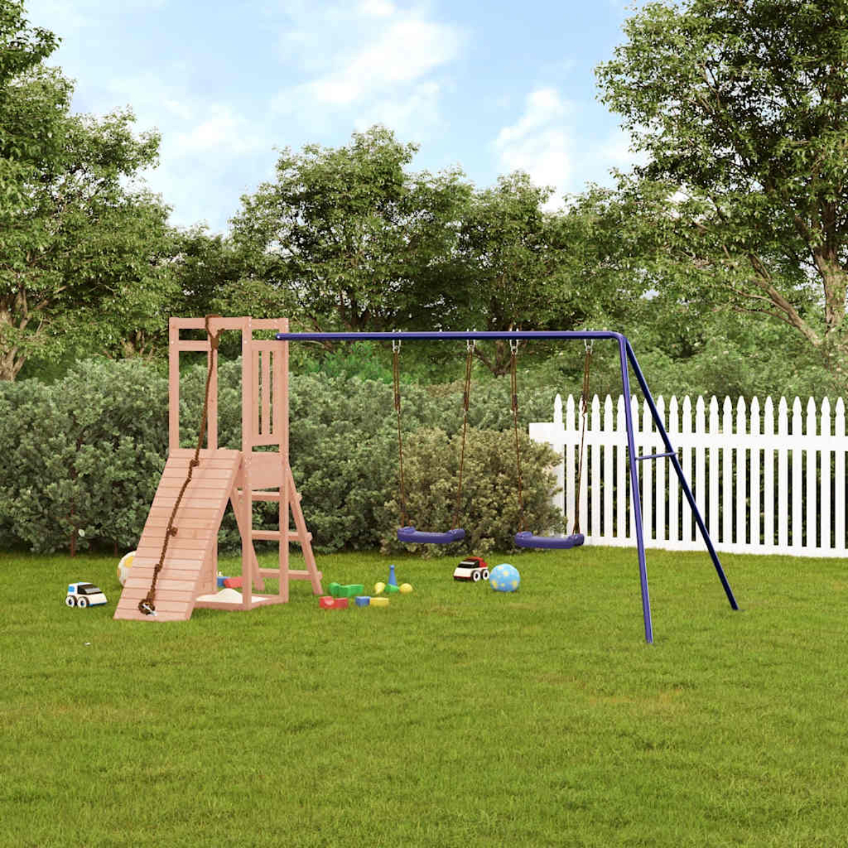 Ein hölzerner Schaukelsatz mit Rutsche und Schaukeln, auf einem grünen Rasen mit Spielzeug.