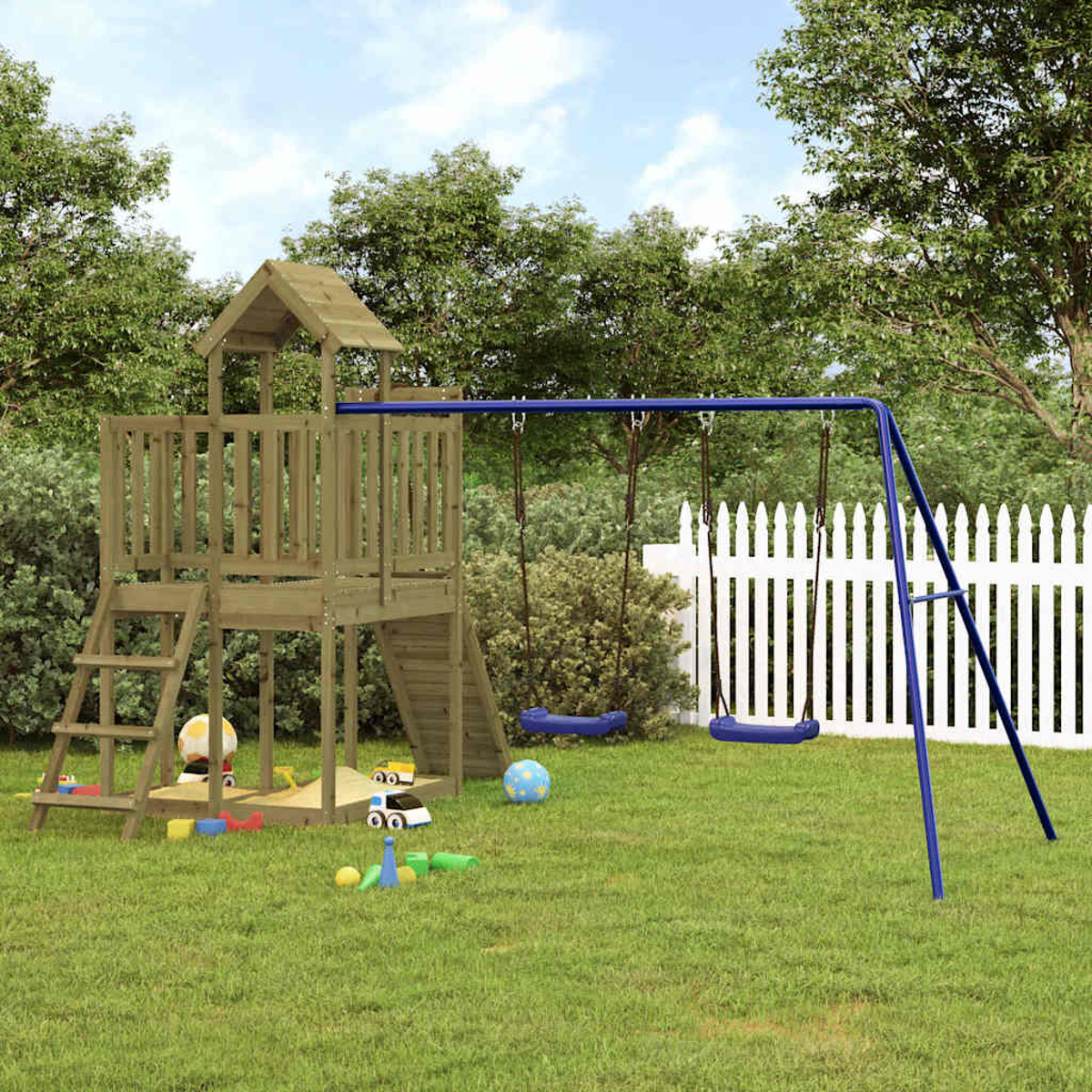 Holzspielplatz mit Schaukeln und Sandkasten in einem grasbewachsenen Hof mit Bäumen und einem weißen Lattenzaun.