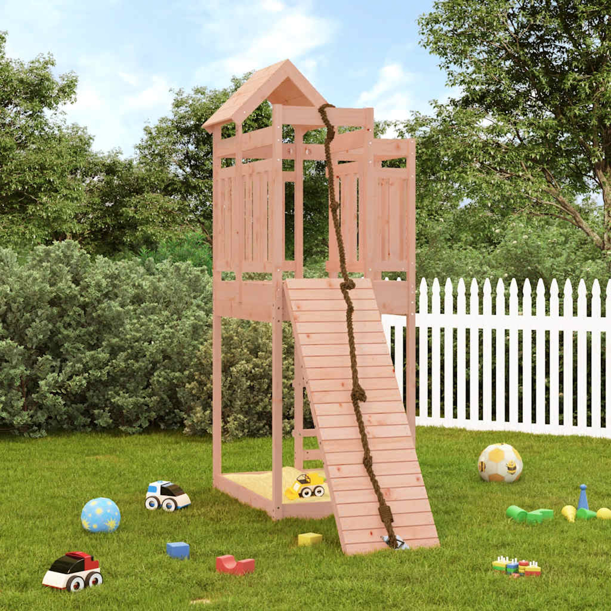 Holzspielturm mit Rutsche und Seil im Garten, Spielzeug auf Gras.