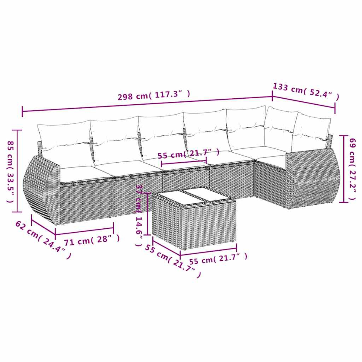 Ein modulares Rattansofa mit weißen Kissen und einem passenden Tisch.